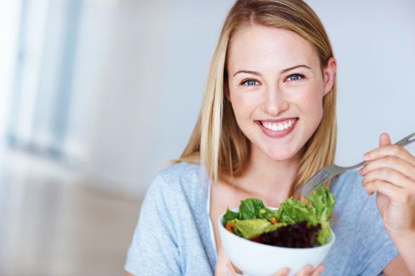 Nő eszik egy egészséges salátát