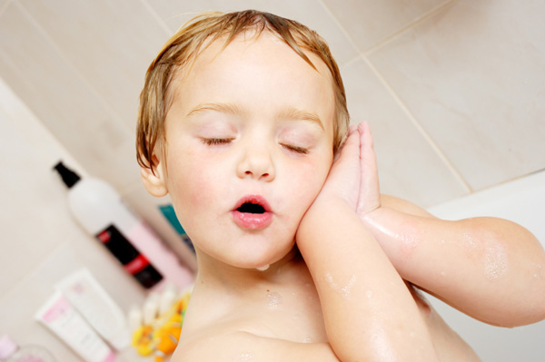 Førskolebarn tar avslappende bad