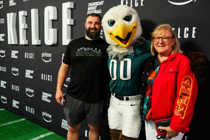 PHILADELPHIA, PA - SEPTEMBER 08: (L-R) Jason Kelce poseert voor een foto met Donna Kelce tijdens de Kelce-documentaire gaat in première in het Suzanne Roberts Theatre op 8 september 2023 in Philadelphia, Pennsylvania. (Foto door Cooper NeillGetty Images)