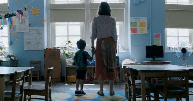 Still von Maggie Gyllenhaal und Parker Sevak in 'The Kindergarten Teacher'