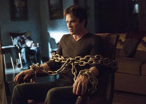 Enzo se snaží zachránit Damona ve Vampire Diaries