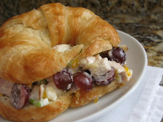 Sanduíche de salada de frango com frutas