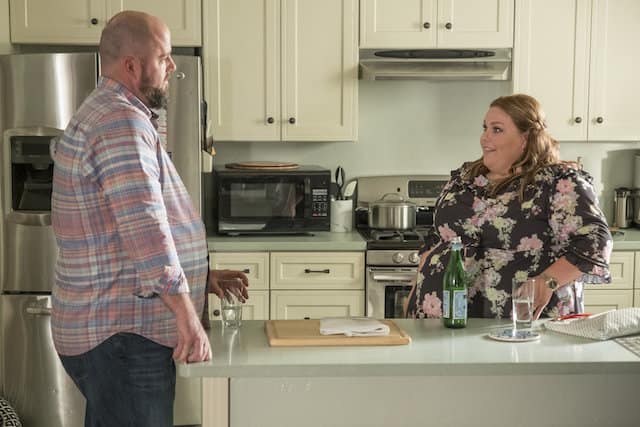 Toby (Chris Sullivan) i Kate (Chrissy Metz) rozmawiają w kuchni.