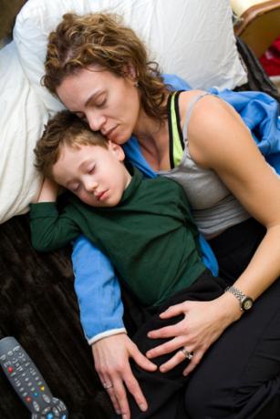 Madre trabajadora durmiendo la siesta con el hijo