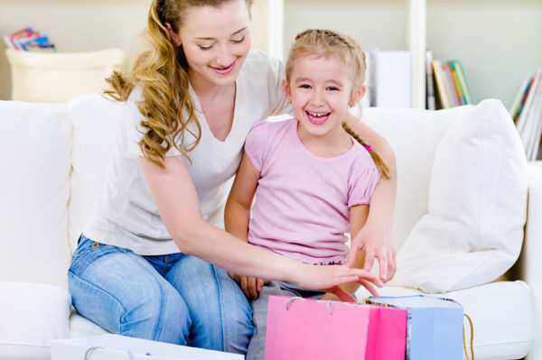 Mamãe fazendo compras com a filha