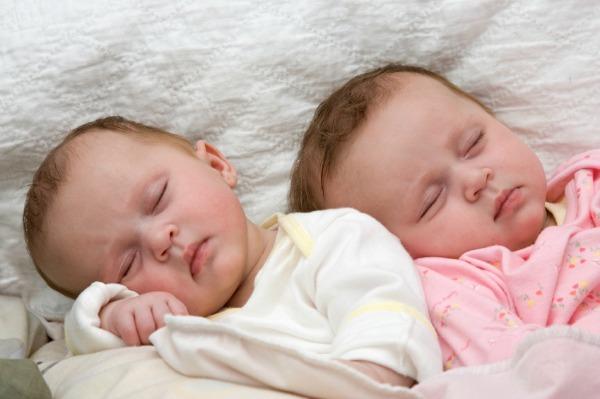นอนทารกแฝด