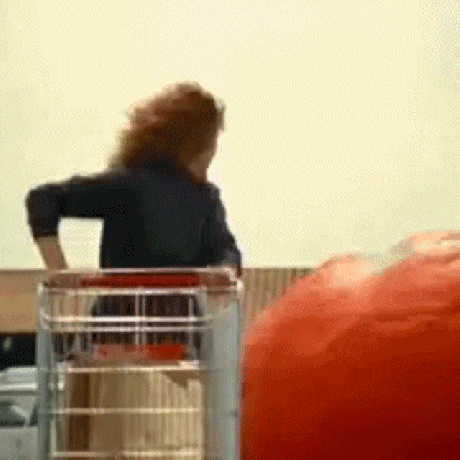 Tomate greift Frau in Parkplatzszene vom Angriff der Killertomaten an