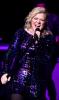 Kelly Clarkson spielt beliebte Hits beim ersten Konzert seit drei Jahren – SheKnows