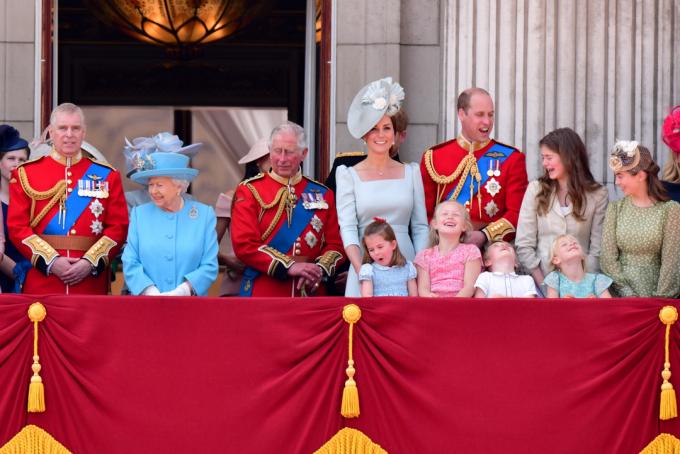 LONDON, MAGYARORSZÁG - JÚNIUS 09: András herceg, York hercege, II. Erzsébet királynő, Károly herceg, walesi herceg, Katalin, Cambridge hercegnője, Vilmos herceg, Cambridge hercege, hercegnő Charlotte, Cambridge, Savannah Phillips, George herceg, Cambridge herceg és Isla Phillips a Buckingham -palota erkélyén állnak a Trooping the Color felvonuláson, 2018. június 9 -én Londonban, Anglia. (Fotó: James Devaney/FilmMagic)