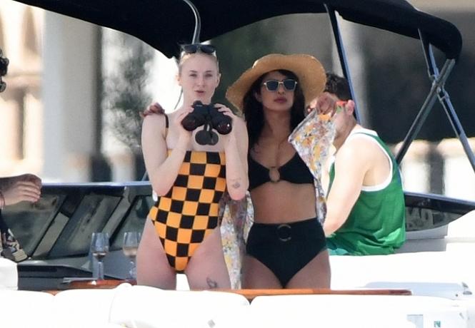 Софи Тернер и Приянка Чопра из BFF в бикини наслаждаются днем ​​на яхте с Джо Джонасом и Ником Джонасом в Майами в 2019 году.