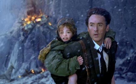 John Cusack corre en busca de ayuda en 2012