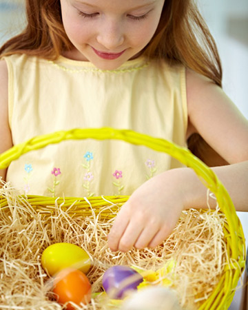 kislány húsvéti kosárban keres