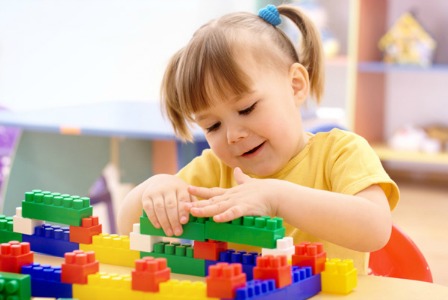 Menina brincando com Legos