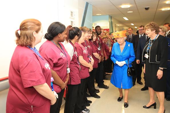 Königin Elizabeth besucht das Royal Manchester Children's Hospital