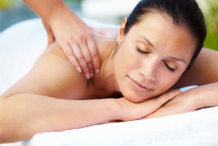 Vrouw krijgt massage