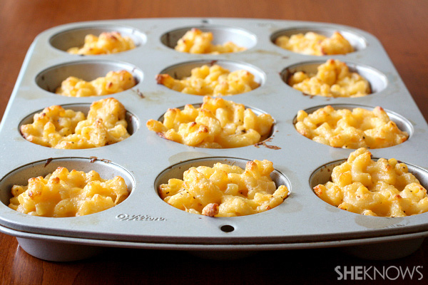 Quatro copos de queijo mac e queijo