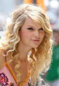 Taylor Swift con 5 nominaciones