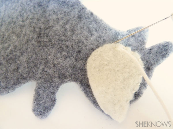 DIY Felt Squirrel: Krok 3 přišijte akcentní kousky