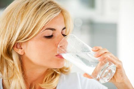 Ženska pije vodo