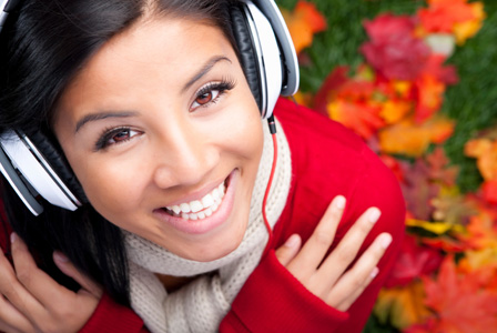 Vrouw luisteren naar muziek in de herfst