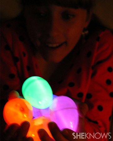 Meisje met glow in the dark eieren