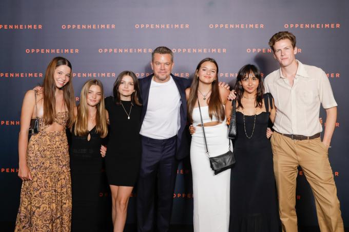 PARIZ, FRANCUSKA - 11. SRPNJA: Gosti, Stella Damon, Matt Damon, Gia Damon, Alexia Barroso i gosti prisustvuju premijeri 