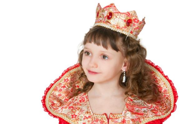 Maza meitene bija ģērbusies kā karaliene