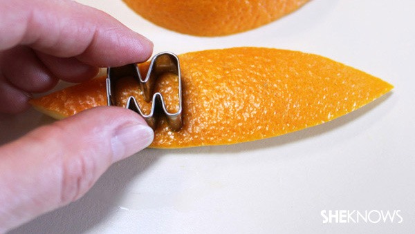 " MOM" leikataan appelsiinin kuoresta
