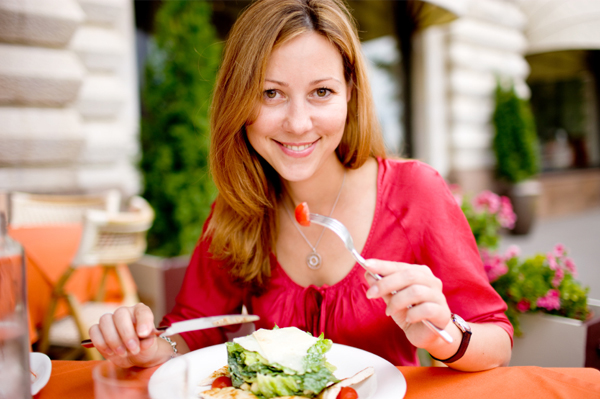 Vrouw op dieet die salade eet