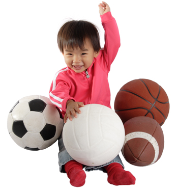 תינוק עם כדורי ספורט