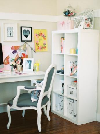 Biuro w kolorze białym i pastelowym 