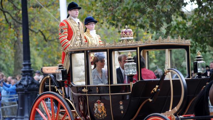 Kate Middleton podróżuje w pięknym królewskim powozie na służbie służbowej
