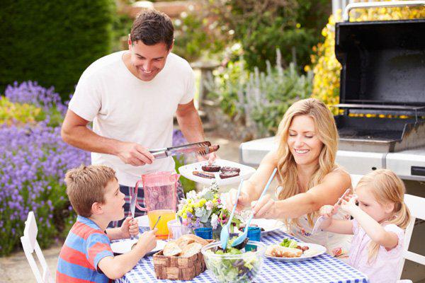 Familie beim Grillen