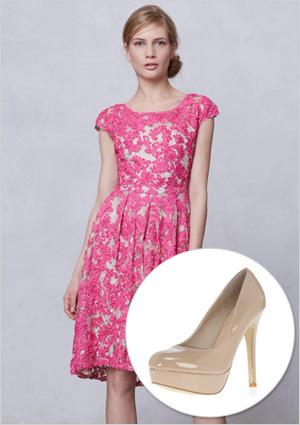 गुलाबी फीता पोशाक और जूते