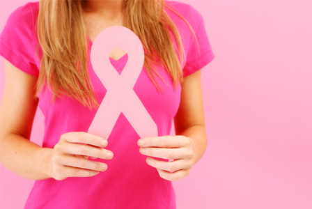 स्तन कैंसर का रिबन पकड़े महिला