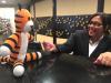 Zagubiony tygrys-zabawka zostaje potraktowany jako VIP na lotnisku w Tampa – SheKnows