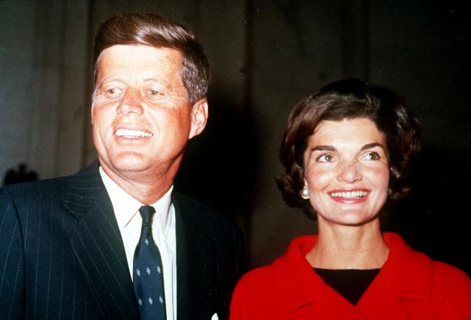 John F. Kennedy en vrouw Jackie (AP-PhotoFILES-1961-)