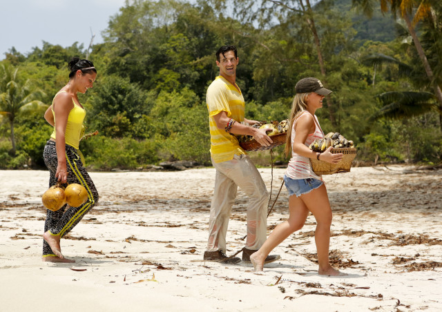 Michele Fitzgerald, Nick Maiorano y Julia Sokolowski trabajan en el campamento de belleza en Survivor: Kaoh Rong