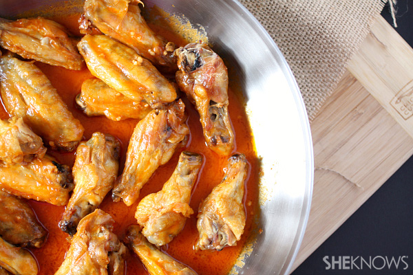 Pečený pikantní recept na kuřecí křídla Sriracha