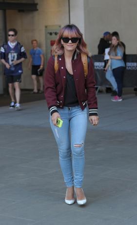לילי אלן נראתה מגניבה מדי ללימודים בז'קט חום, גושי ג'ינס ותרמיל בז 'מונח על כתפיה.