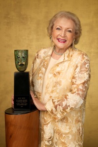 Betty White neben ihrem SAG Award