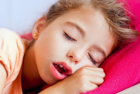 Mädchen schläft mit offenem Mund