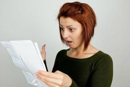 Frau liest Kreditauskunft