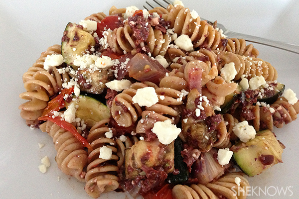 Греческий салат из макарон с оливковой заправкой | Sheknows.ca