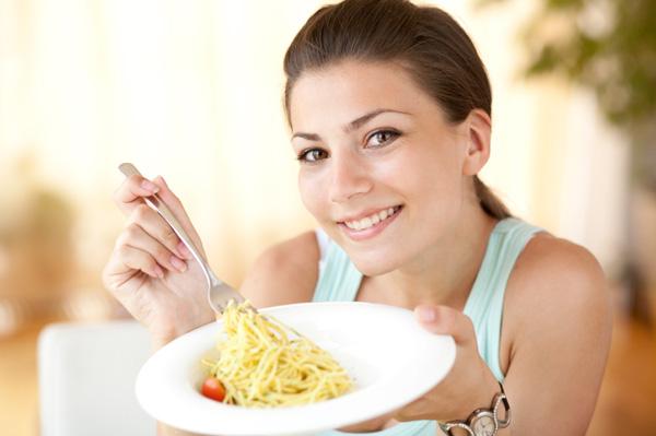 Жена једе тестенину за доручак