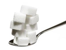 Kostki cukru wyważone na łyżce