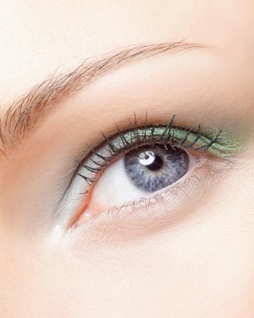 Moteris dėvi žalius akių šešėlius