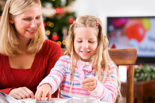 Mère faisant de l'artisanat de Noël avec sa fille