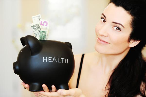 Frau spart Geld im Gesundheitswesen