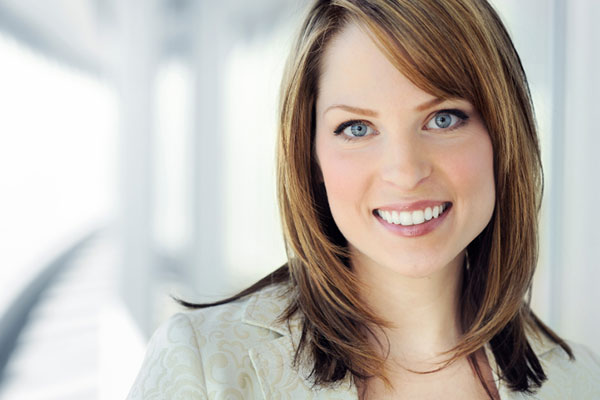 Uśmiechnięta i szczęśliwa profesjonalna kobieta biznesu | Sheknows.ca